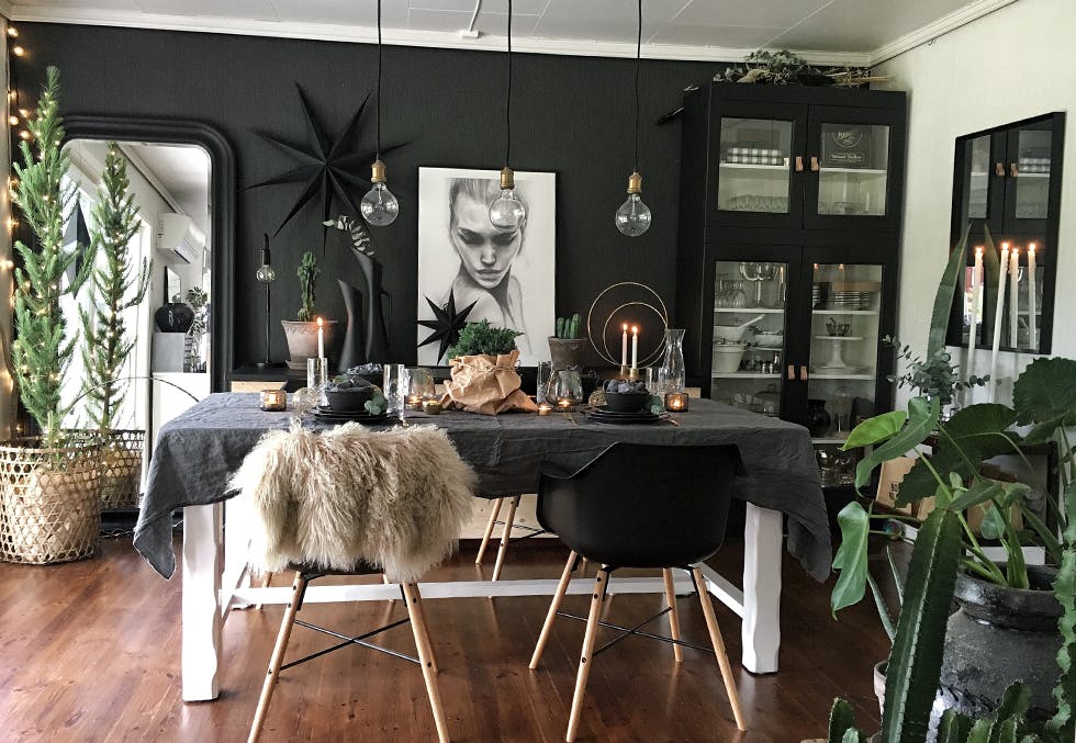 Stuemiljø med svart vegg og grønne planter