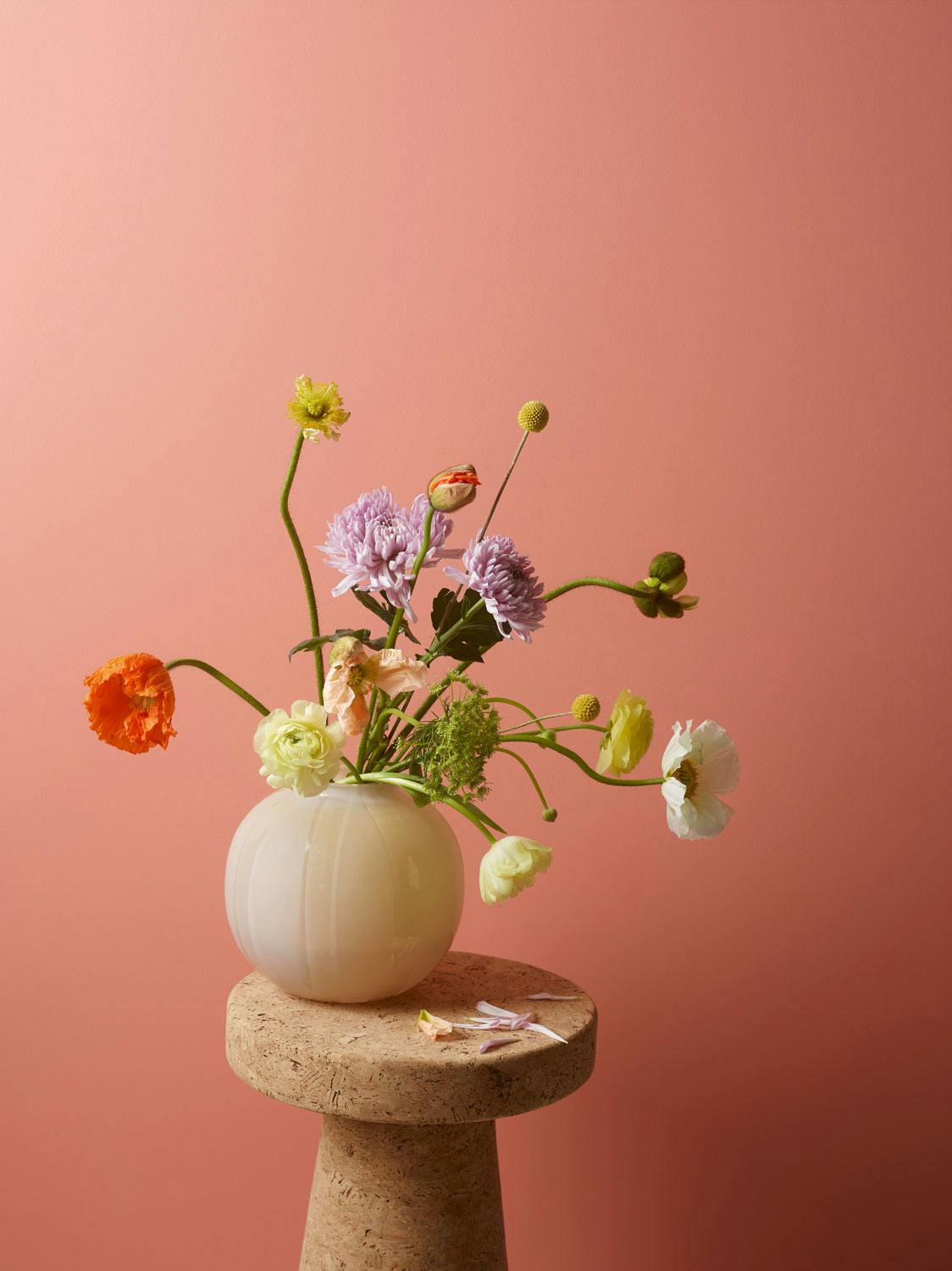 Veggfargen her heter Lady 2605 Happiness og er fra Jotun. Og ja, dette gjør oss glade!