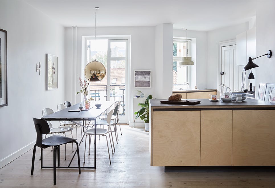 Rummeligt køkken i træ