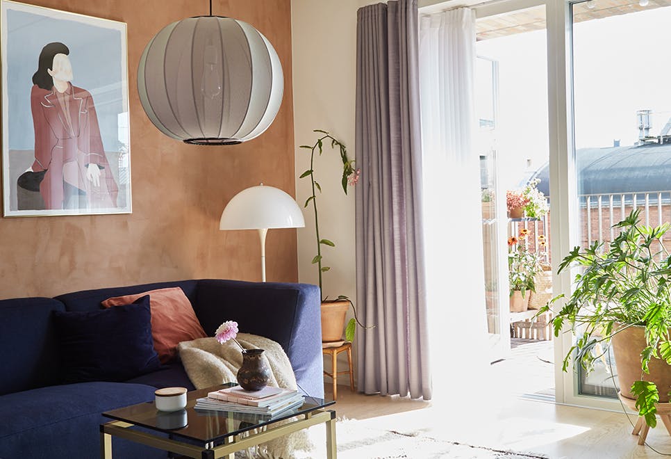 ferskenfarget vegg og blå sofa