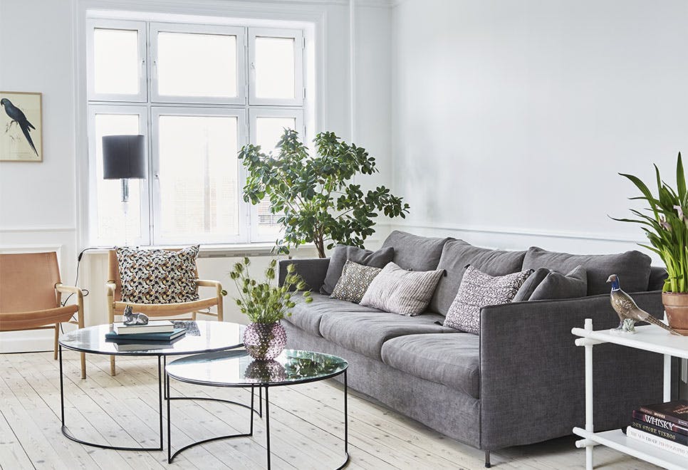 Boligindretning grå sofa