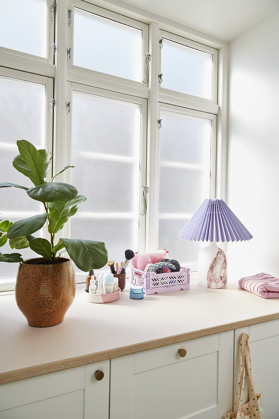 Bred vinduskarm oppbevaring