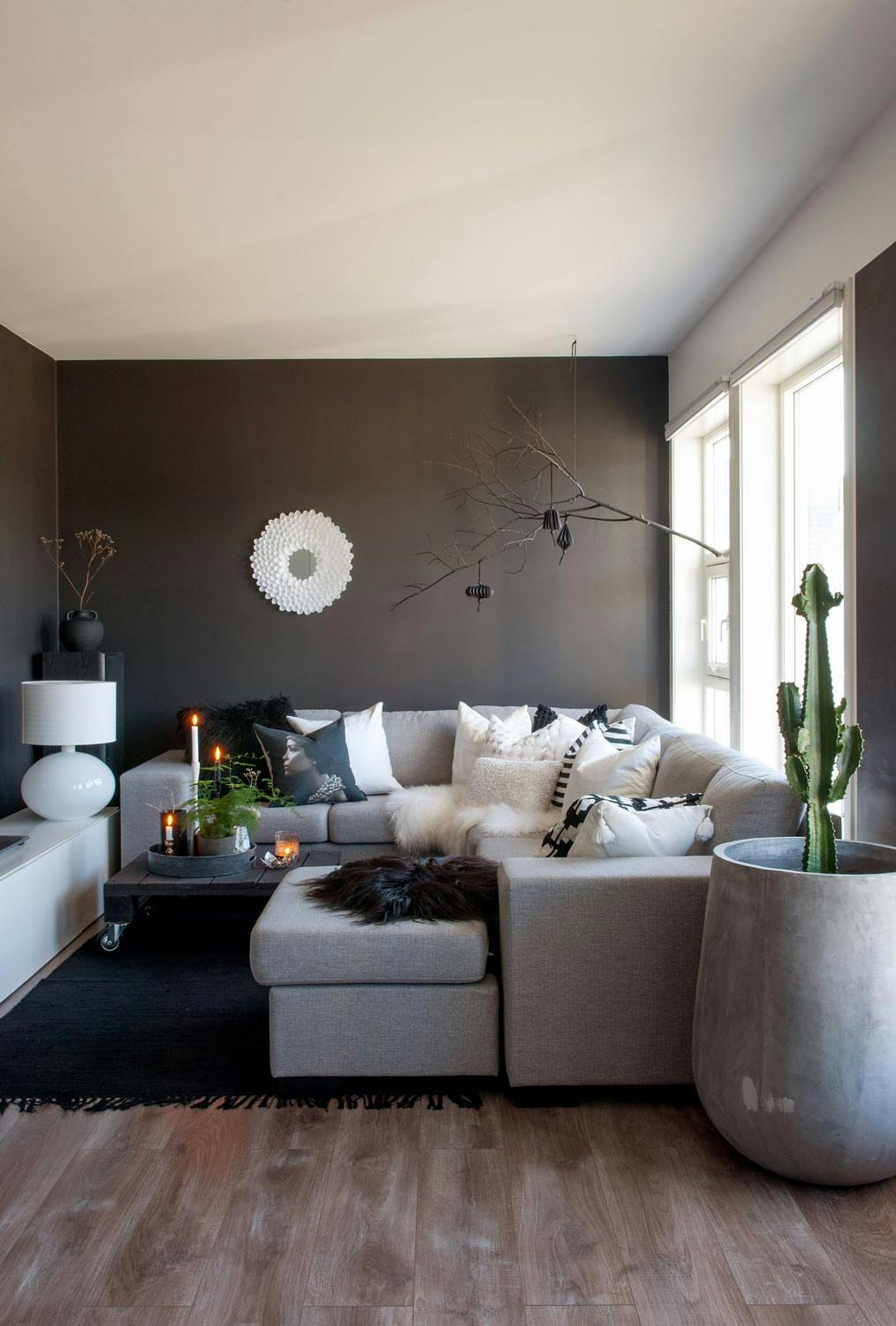 Sofaen er fra den lokale møbelbutikken Alfred Sand, og den store krukken er fra Bo Grønt.