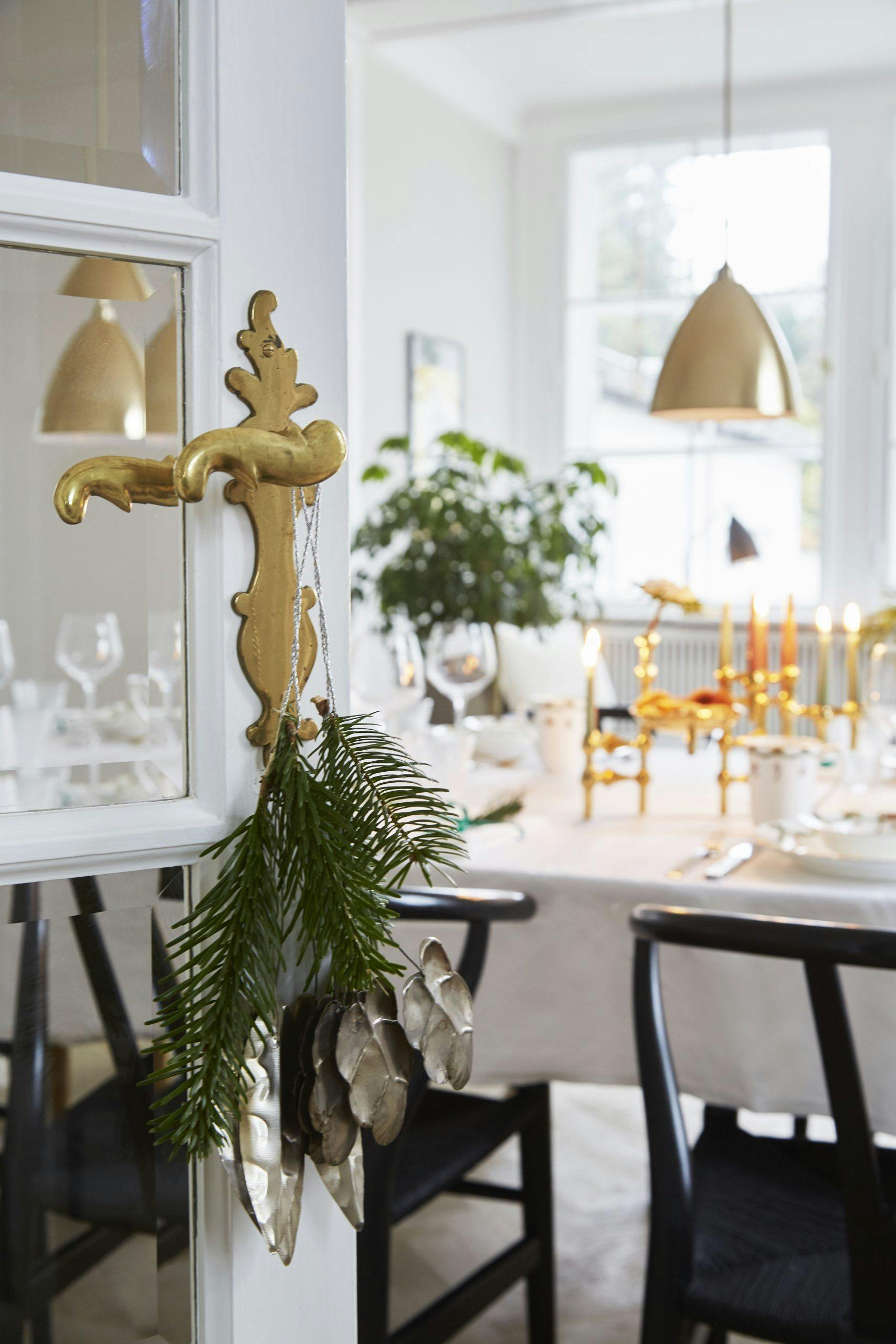 Julestue og gran på dørhåndtaget