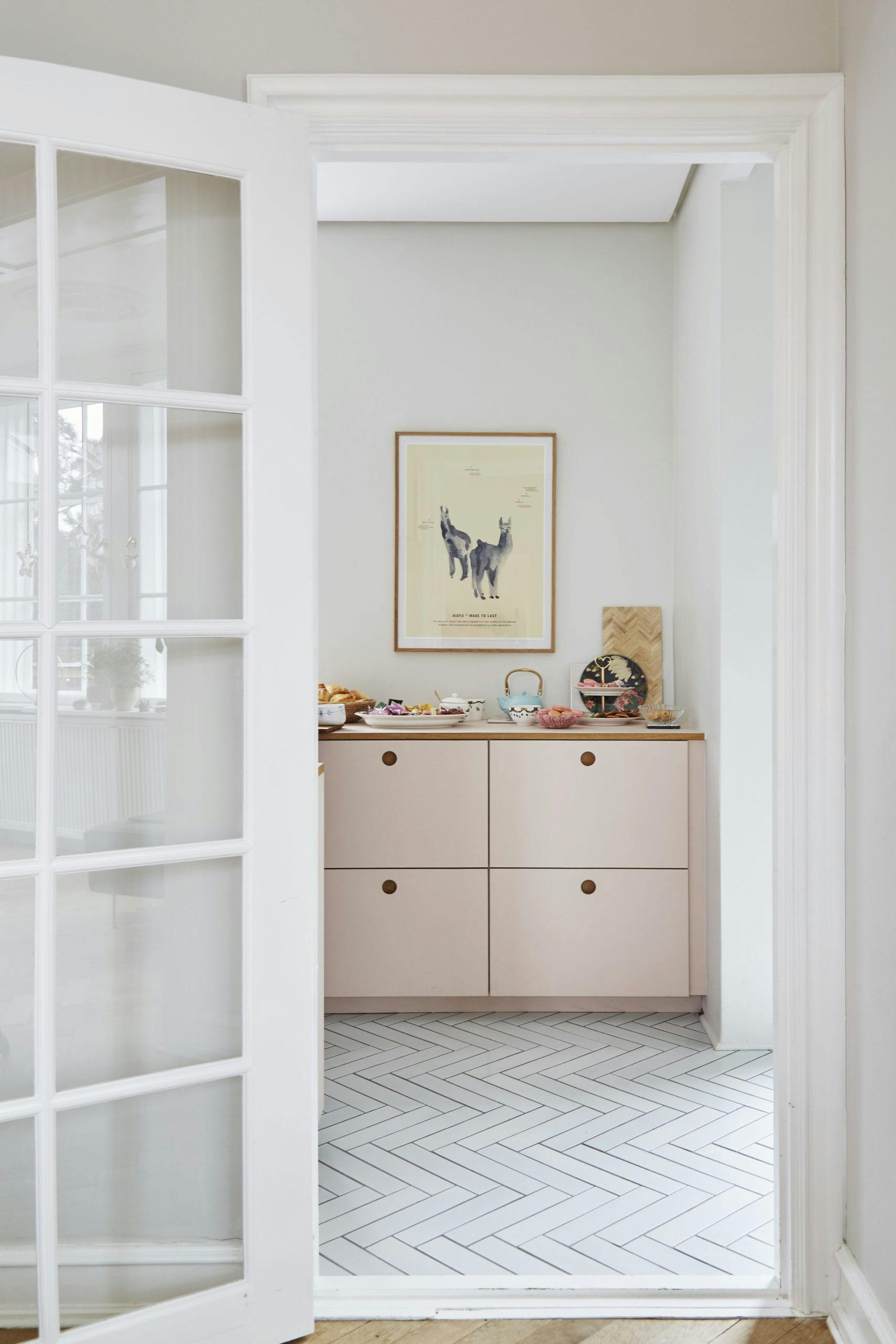 Pudderfarget kjøkken og plakater