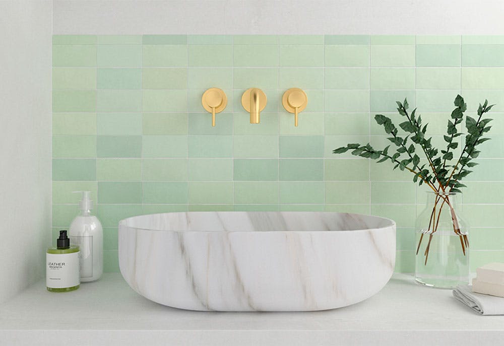 marmorbad med mintgrønne fliser