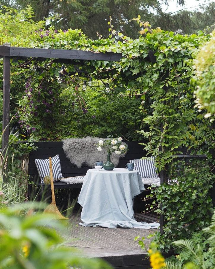 uteplass med benker, bord og tepper 