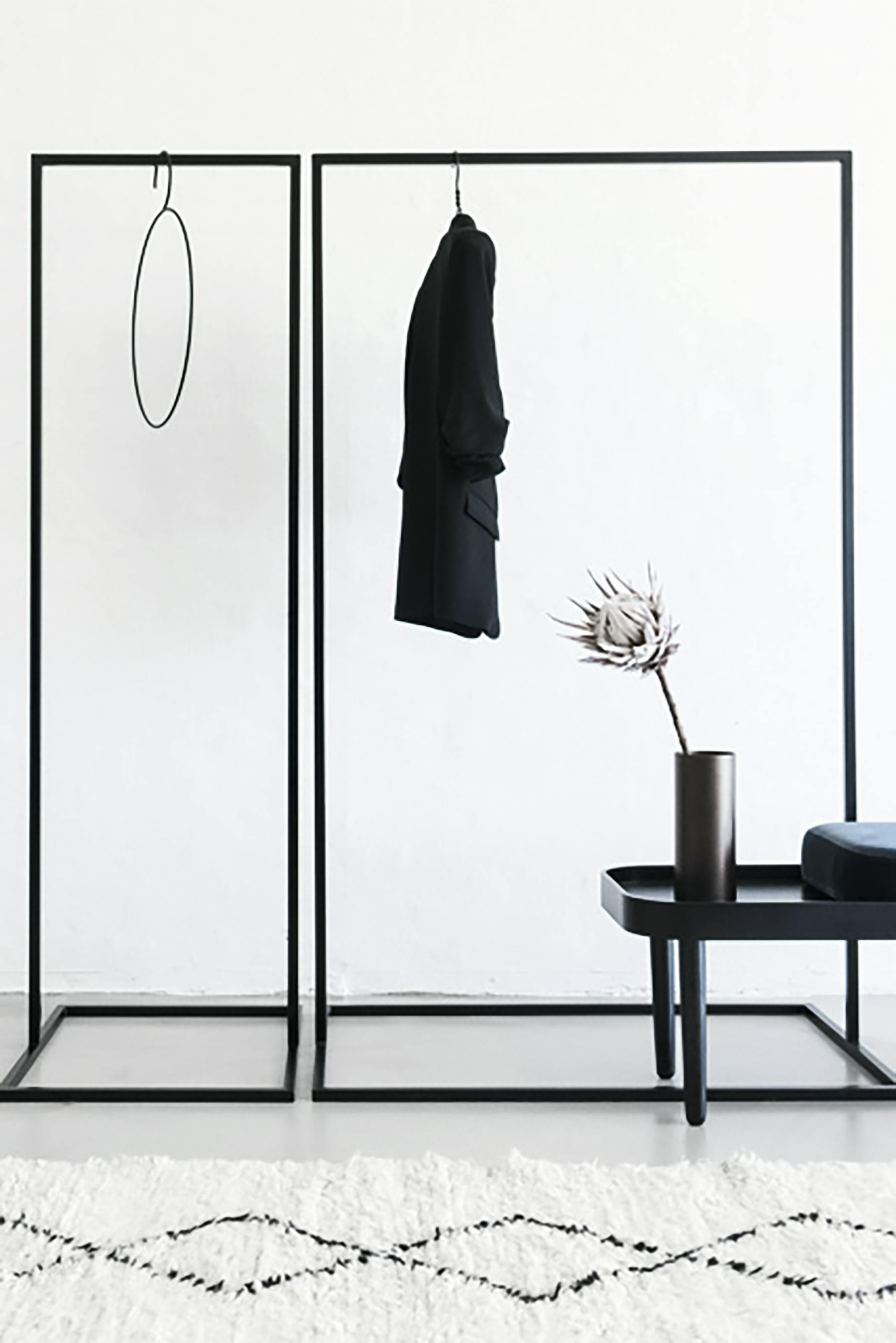 Minimalistisk garderobestativ i svart stål 