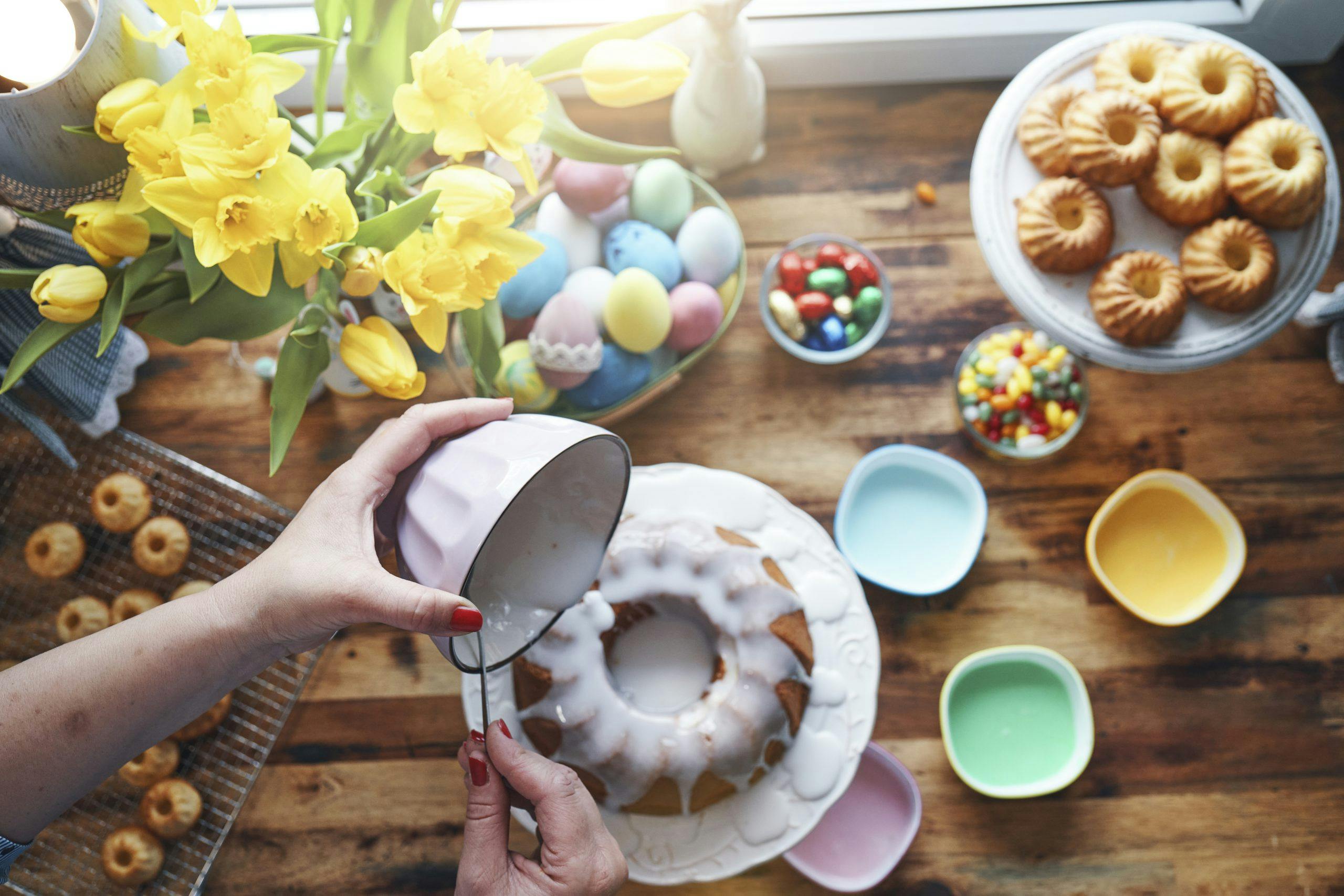 Preparing Small Easter Bunt Cakes with Icing påskekake diy oppskrift