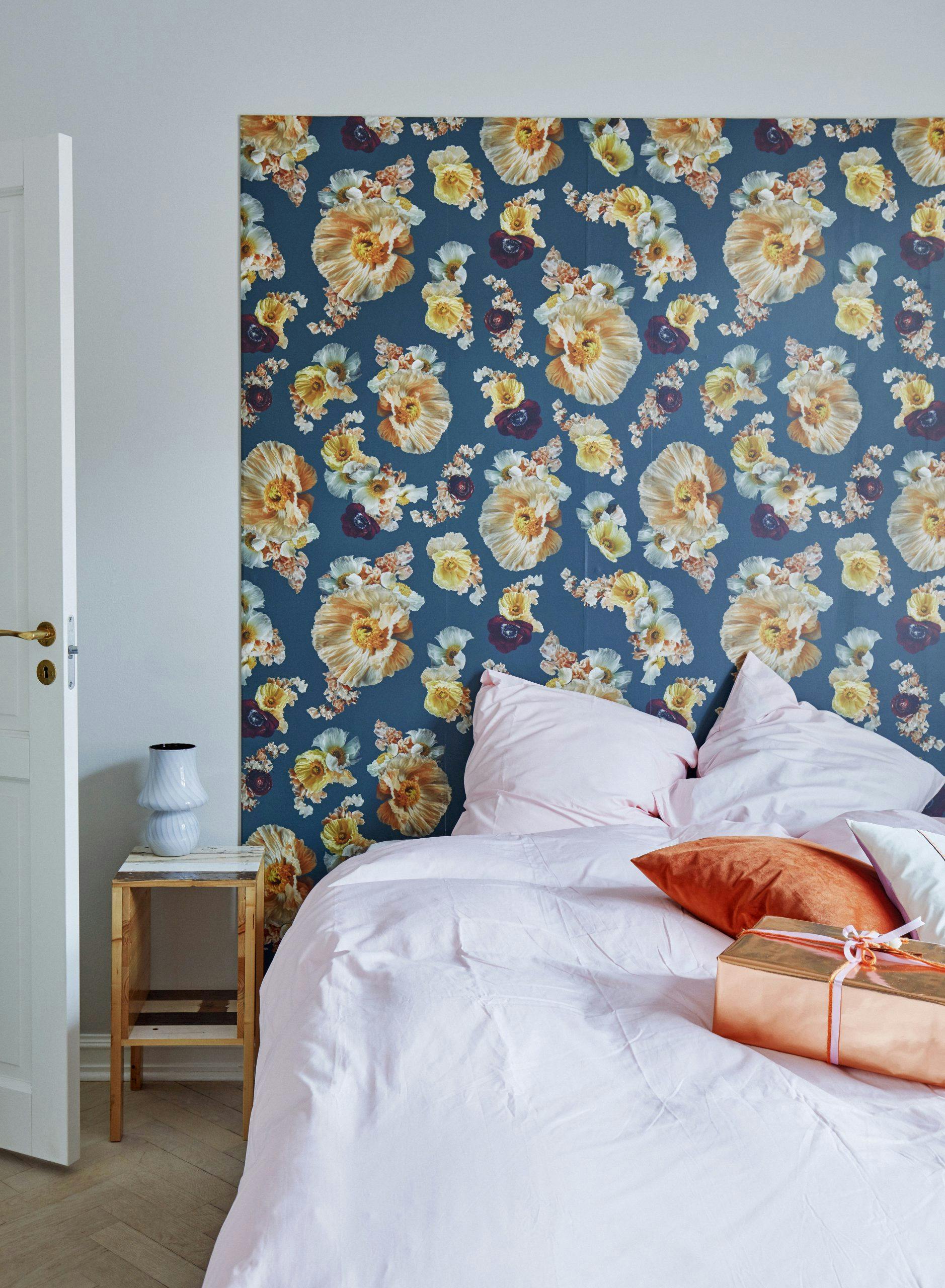 Tapet fra Poppykalas og puter fra &Drape