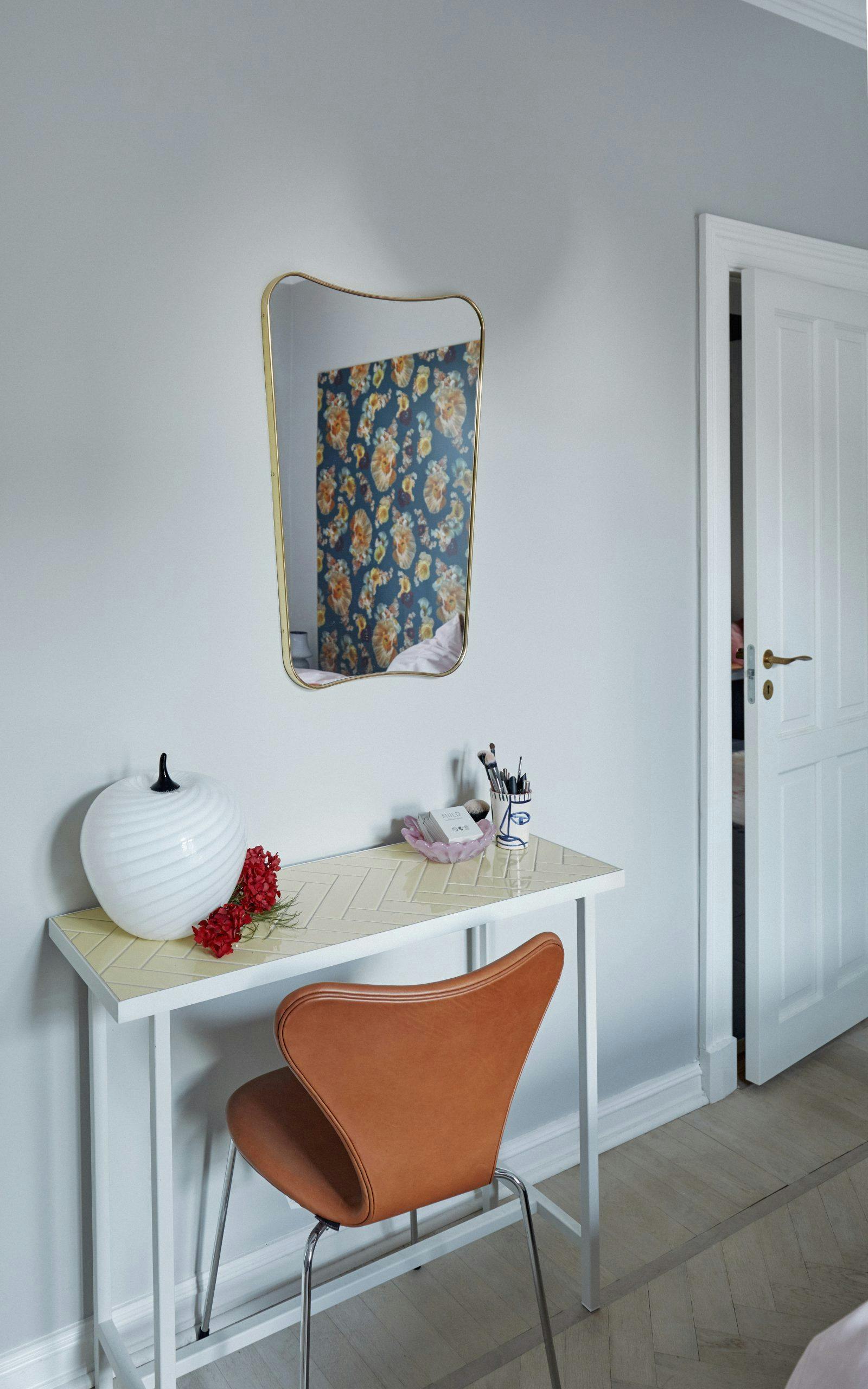 Konsollbord fra Warm Nordic og speil fra Gubi