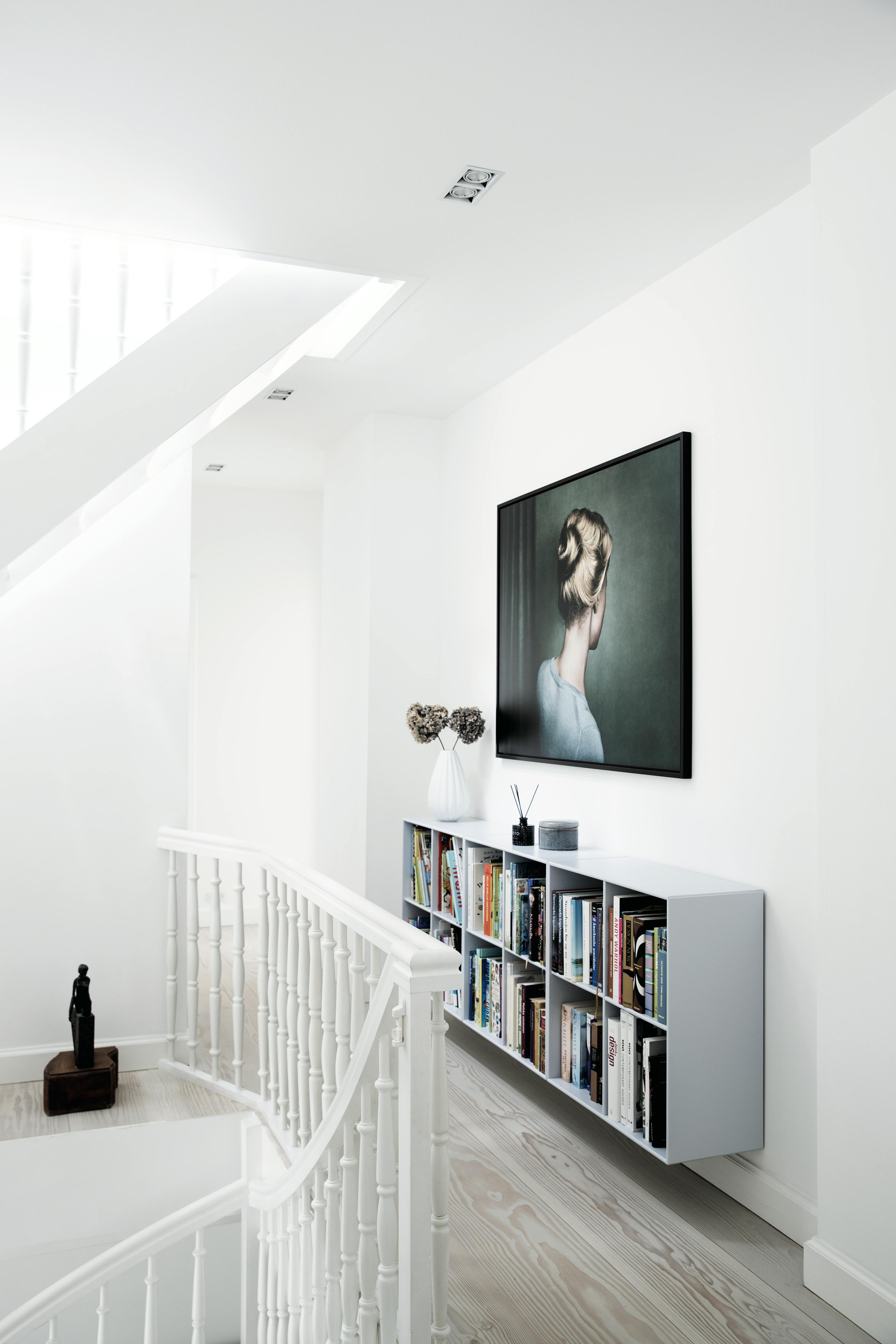 Lys innredning med Montana-reoler 