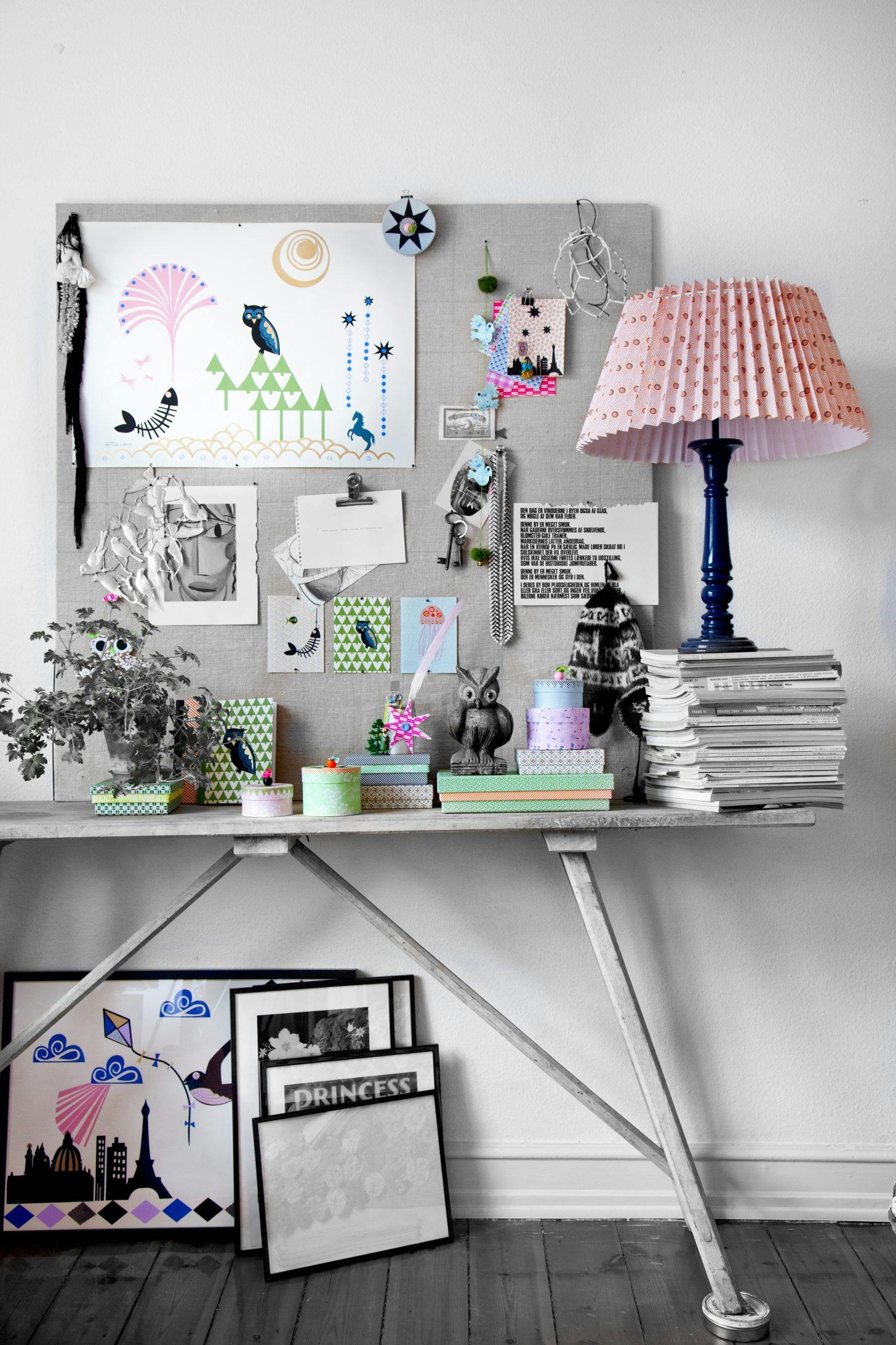 Moodboard på korktavle dekket med grovt stoff