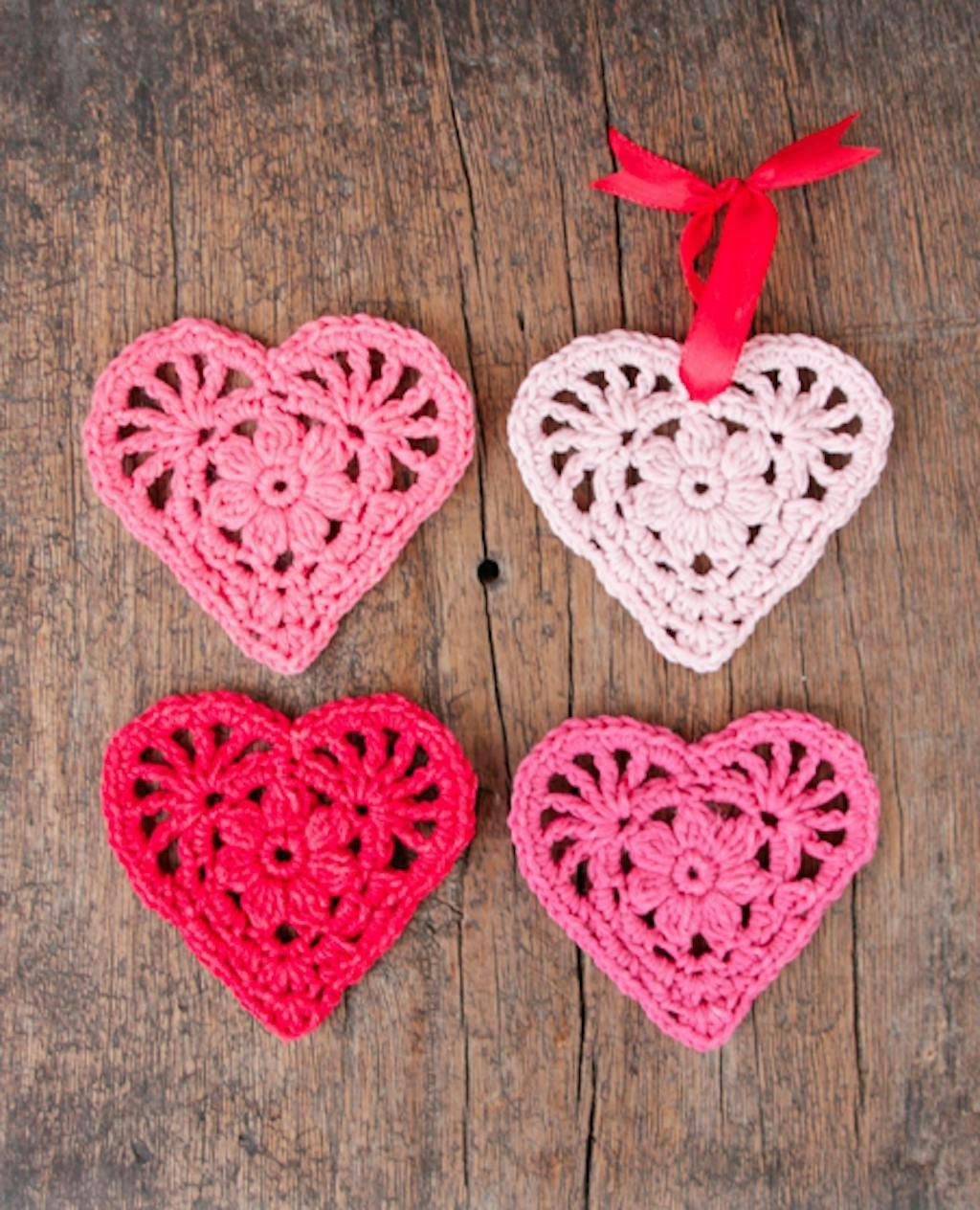 rosa hjerter heklet