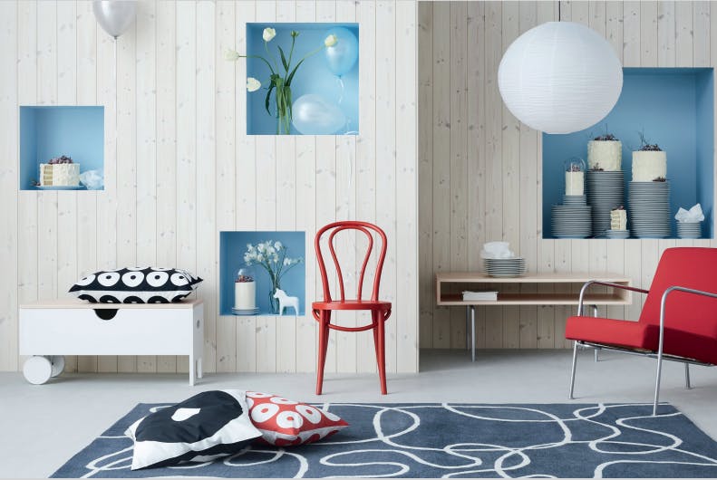 rød ikea stol og benk med oppbevaring