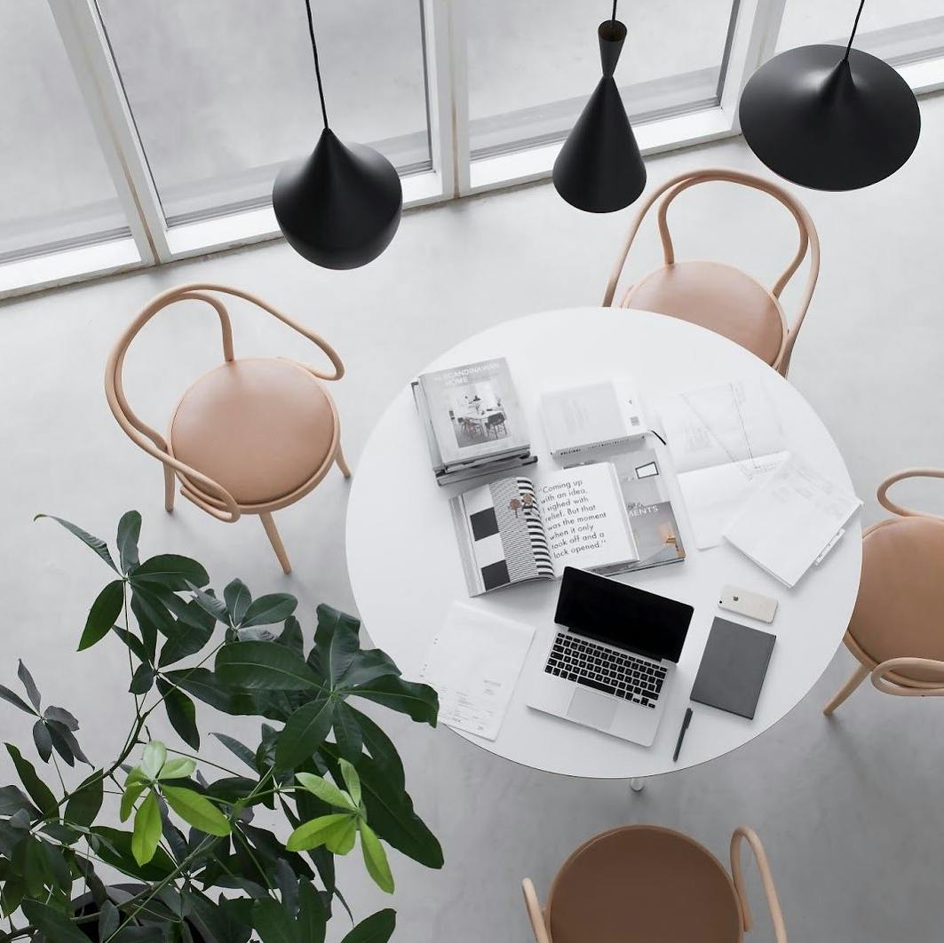 Rundt spisebord og Thonet-stole 