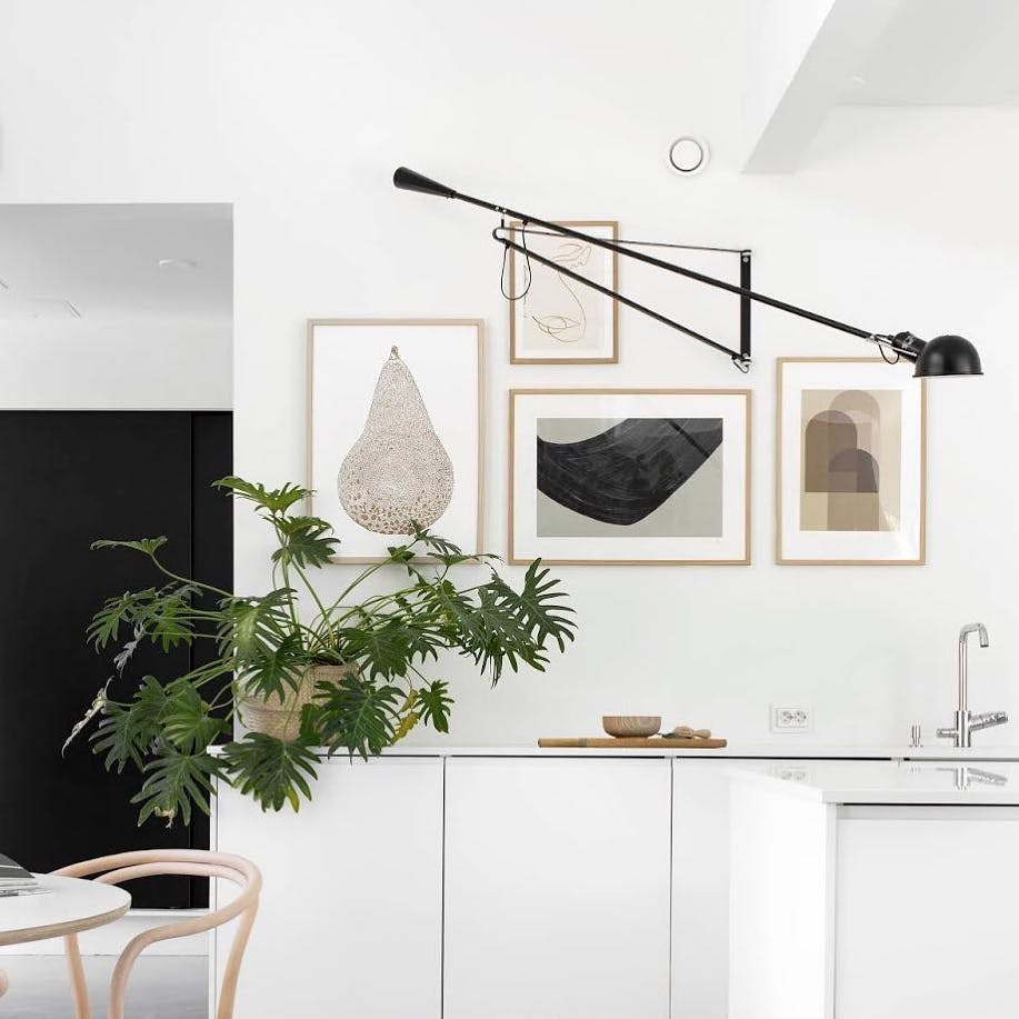 Hvitt kjøkken med personlighet