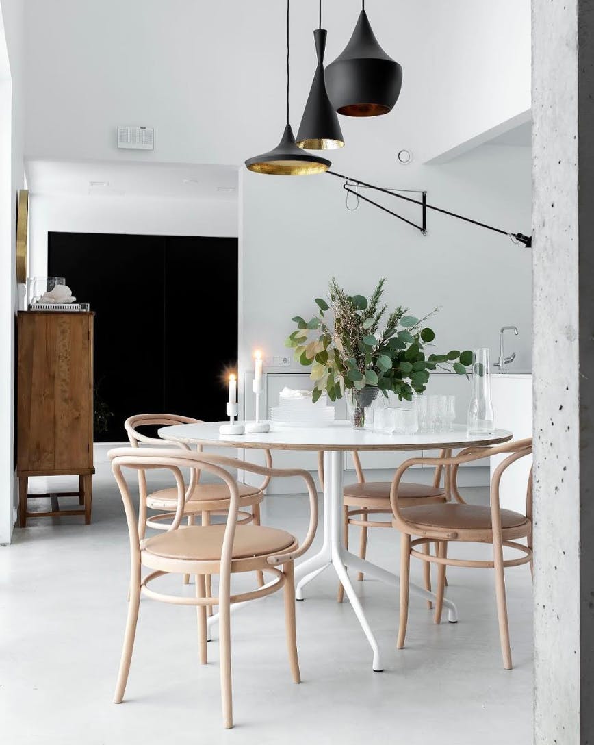 Stilrent kjøkken med betonggulv 