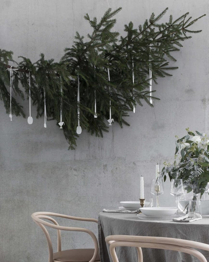 Moderne juledekorasjon med gran 