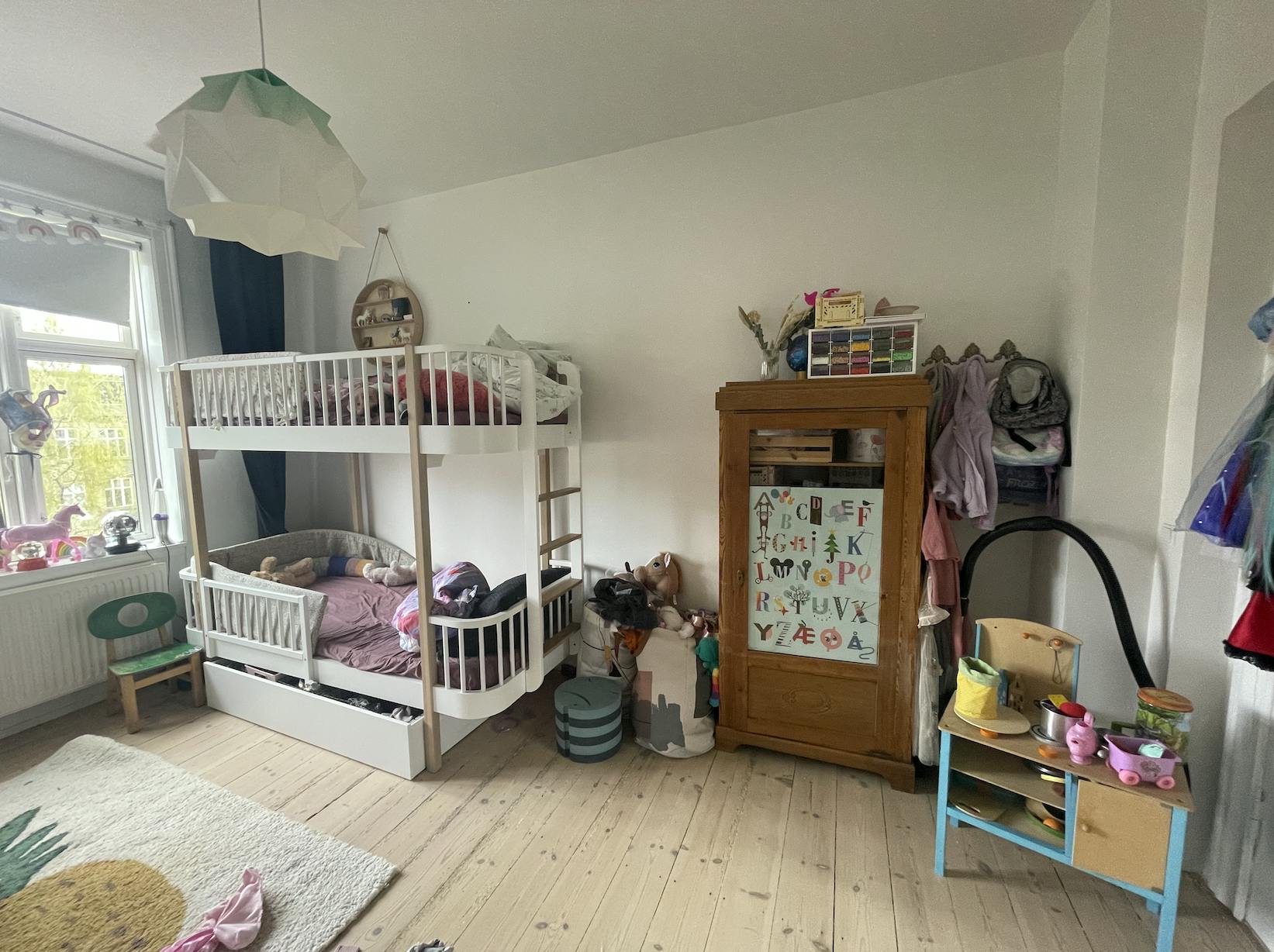 Se hvordan Cecilie forvandlet barnas delte soverom til å være både ..., حجم الصورة 1643x1228