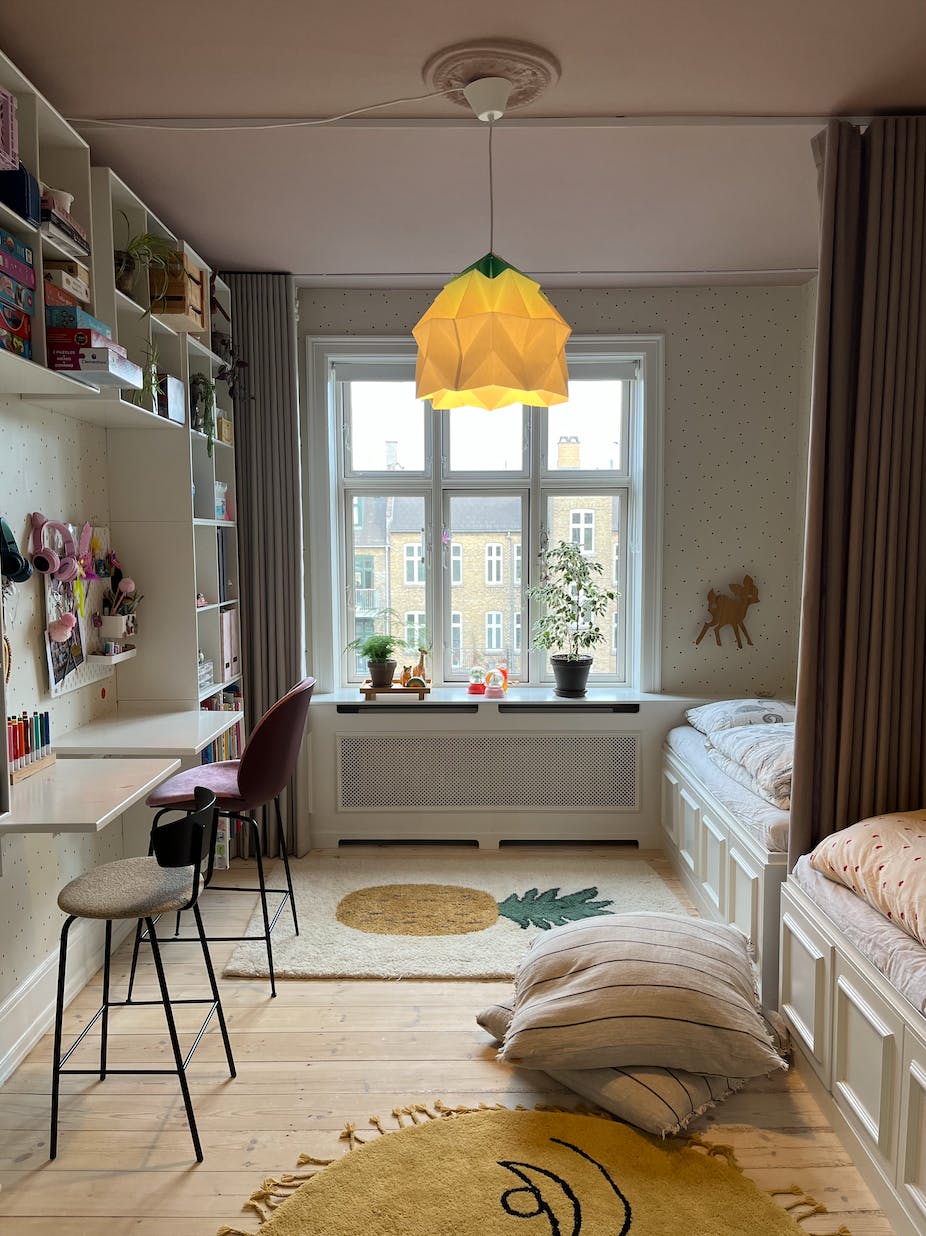 Se hvordan Cecilie forvandlet barnas delte soverom til å være både ..., حجم الصورة 926x1236