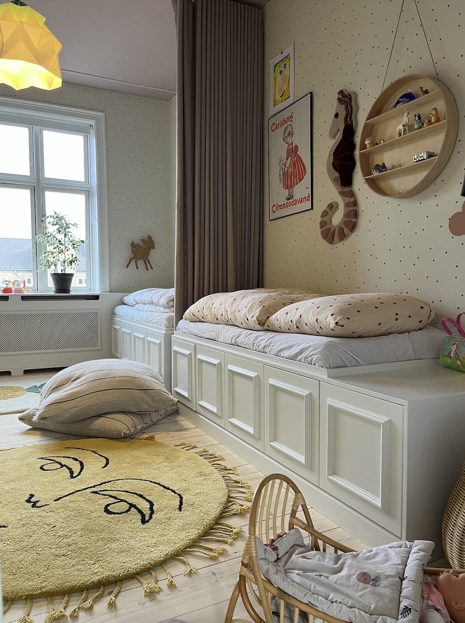 Se hvordan Cecilie forvandlet barnas delte soverom til å være både ..., حجم الصورة 923x1236