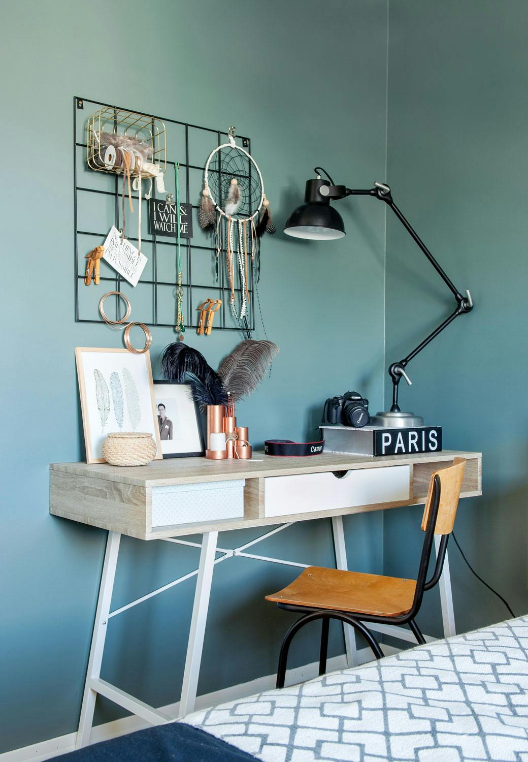 Arbeidspult fra Jysk på soverommet er like pen som den er funksjonell. Skrivebordslampe fra Bloomingville.