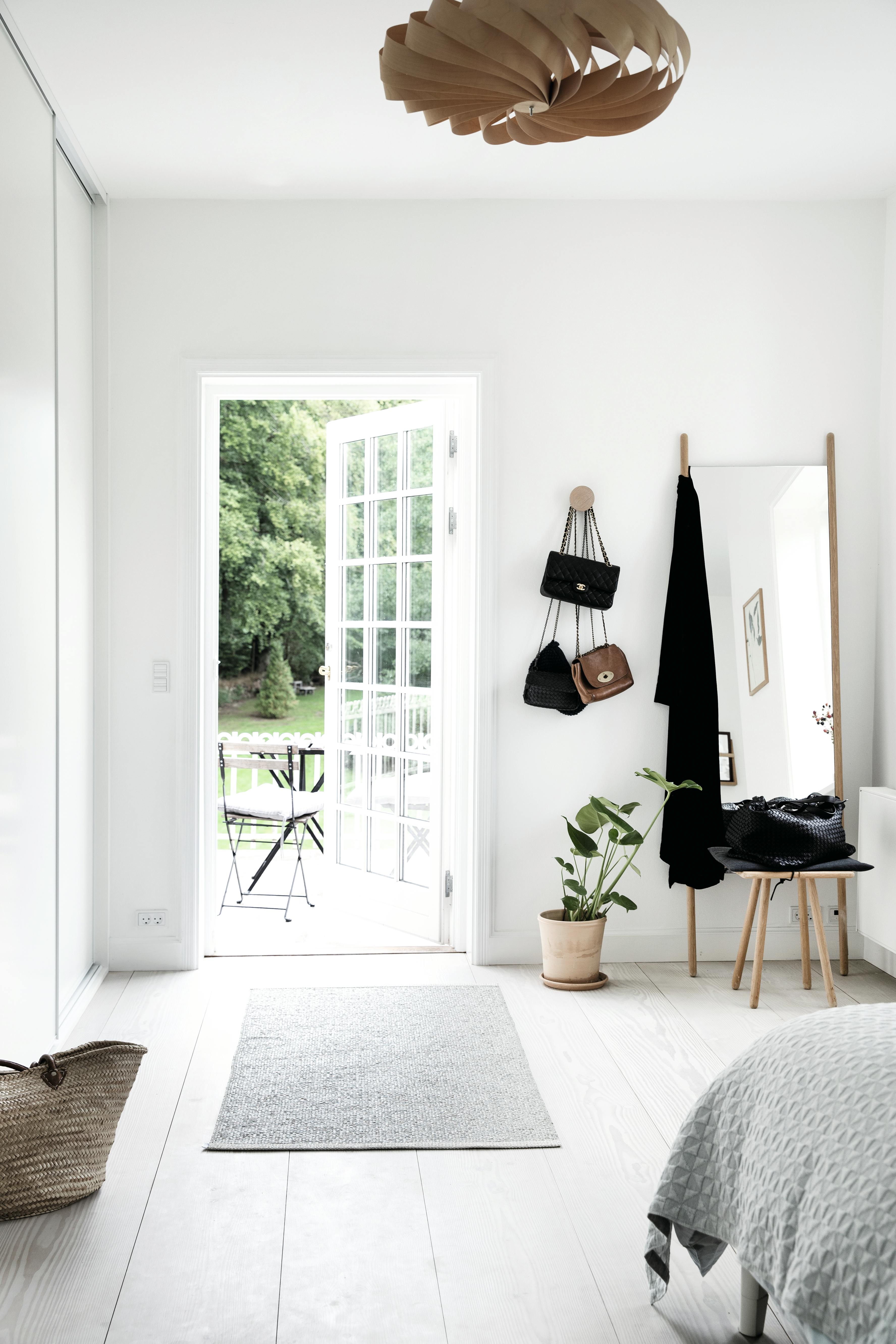 lyst rom med tredetaljer