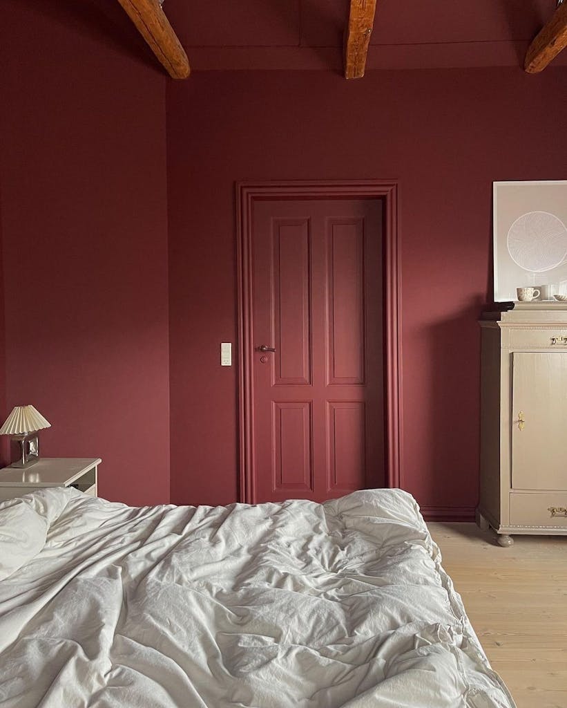 Dype røde vegger på soverom