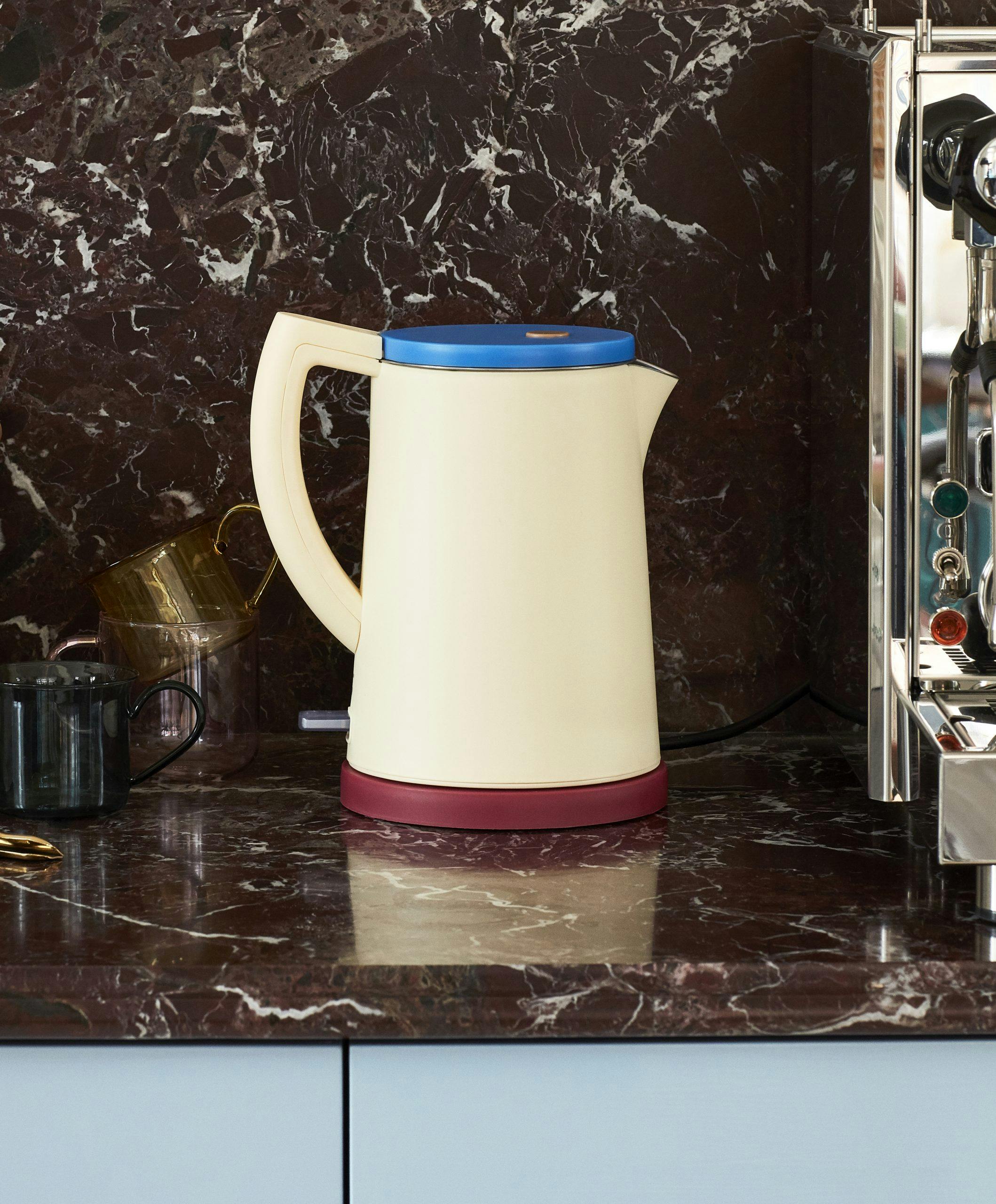 Hay vannkoker i forskjellige farger gul rød grønn beige