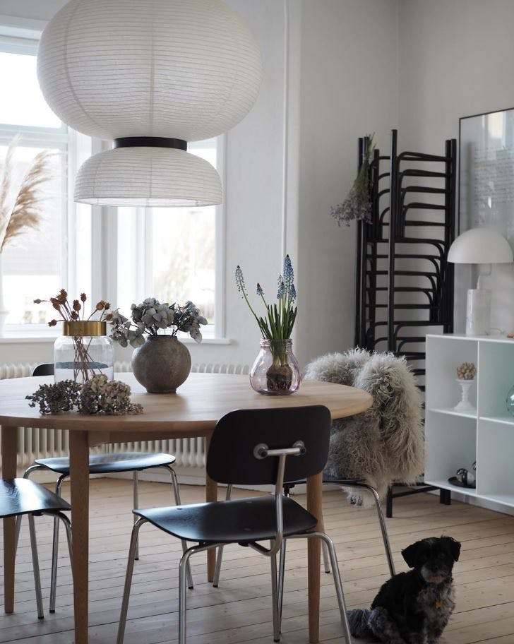 rundt spisebord i eik