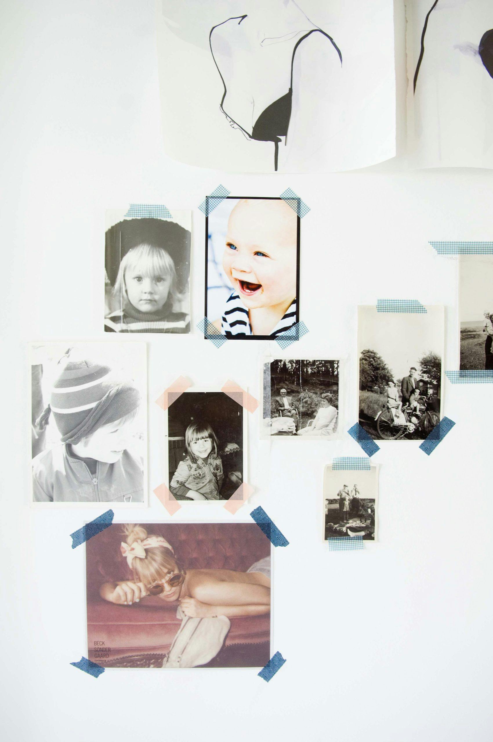 Familiebilder festet med fargerik teip rett på veggen