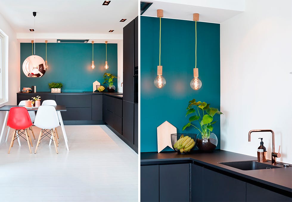 Dette kjøkkenet har en kombinasjon av pendler over benken og spotter i taket, samt en pendel over spiseplassen.