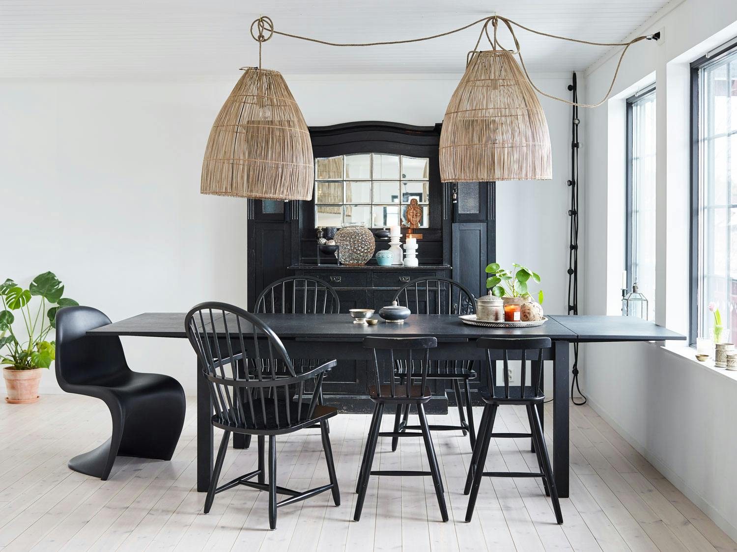 Verner Panton-stolen ved spisebordet hadde Trude drømt om i mange år før hun kjøpte den. Ola Windsor-stolene er fra Tonning & Stryn, og barnestolene er fra Ikea. Bordet fra Bolia har hun malt med kalkmaling, og lampene i bambus er fra Anouska.