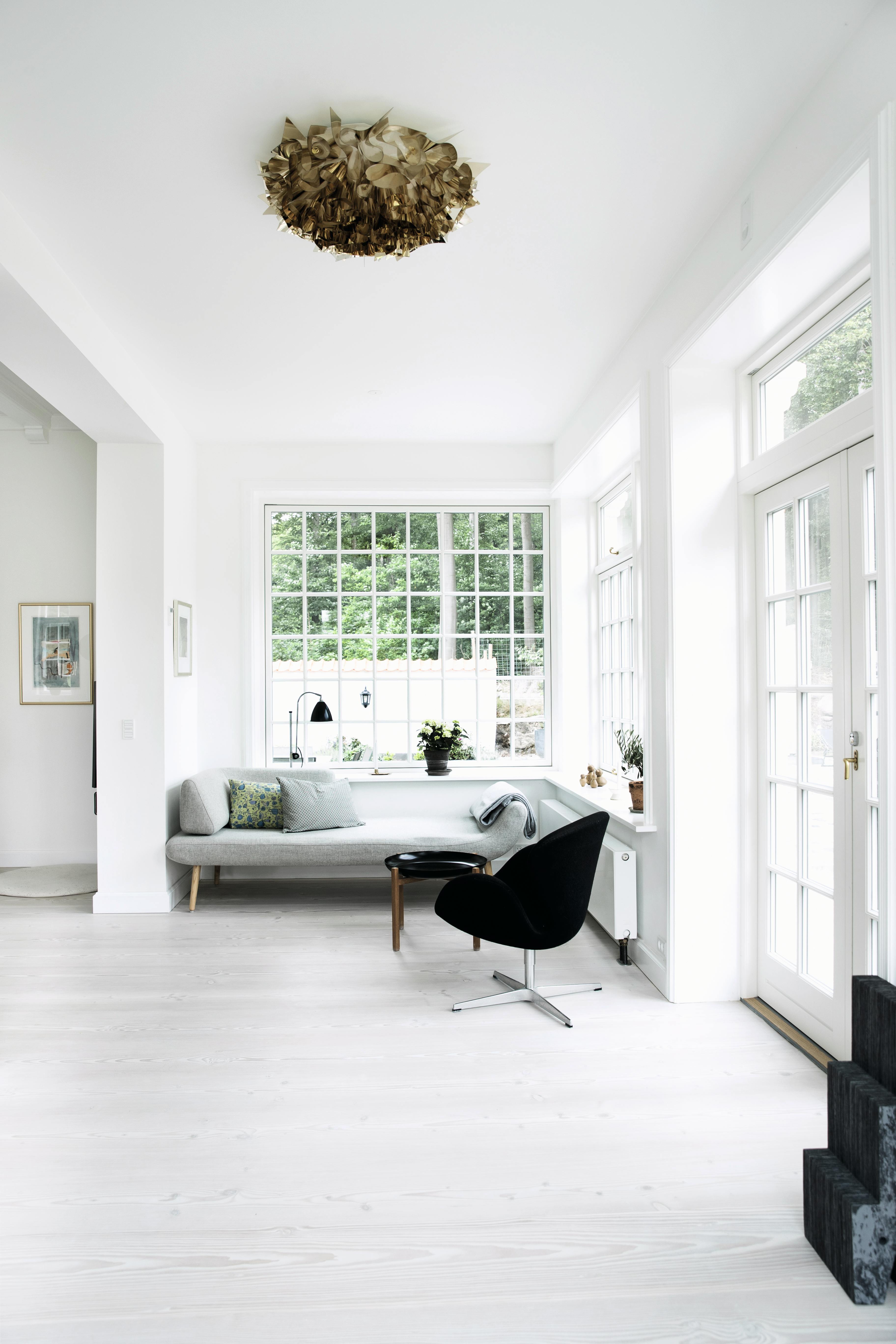 Stor murvilla med designklassikere 