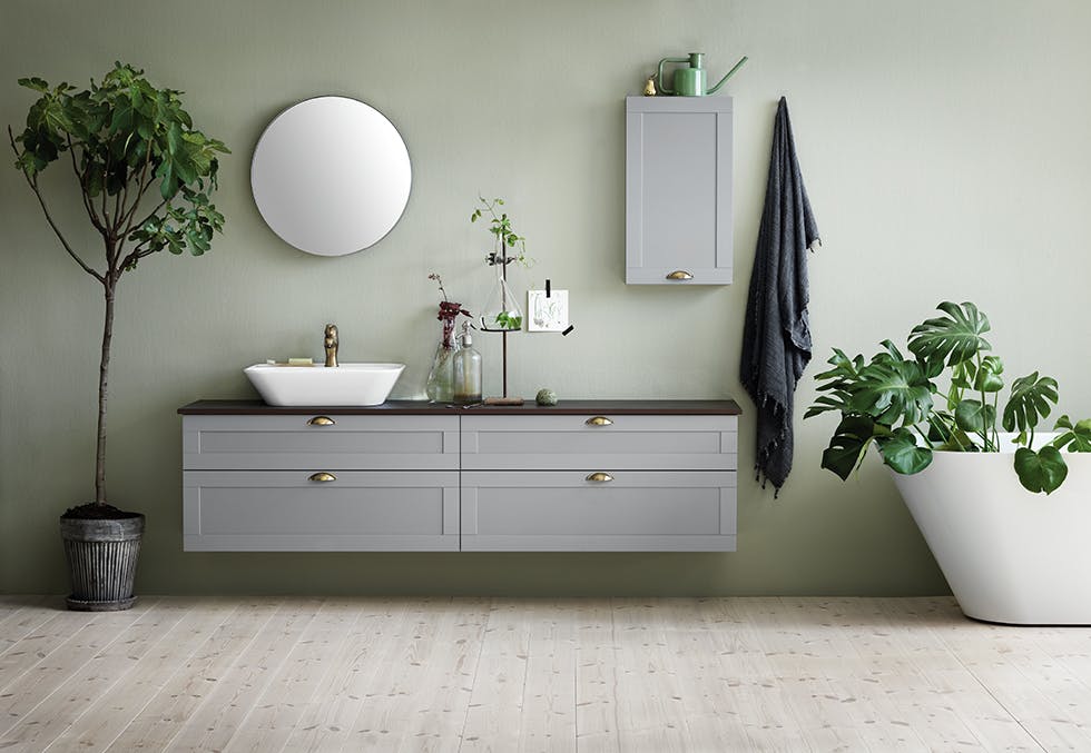 Baderom med grønne planter fra Svedbergs