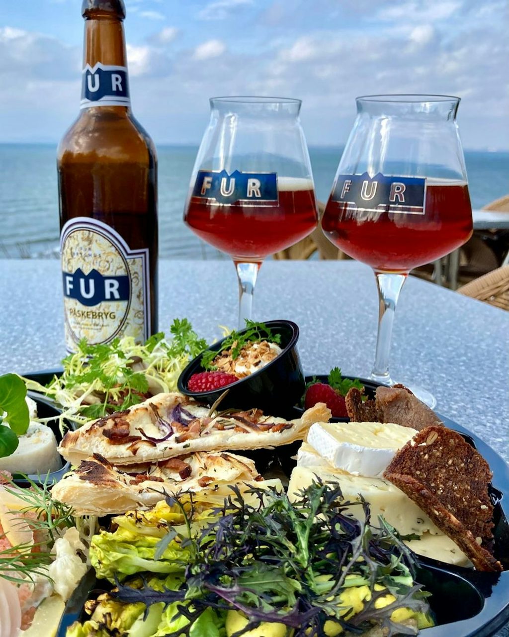 frokost med udsigt til vandet og en kold øln frokost med udsigt til vandet og en kold øl