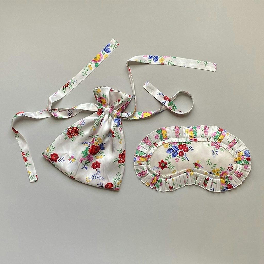 Holly_Golightly_The_Vampires_Wife_Silk_Eye_Mask_White_Flowers sovemaske
