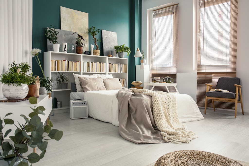 Side view of king size bed grønne planter