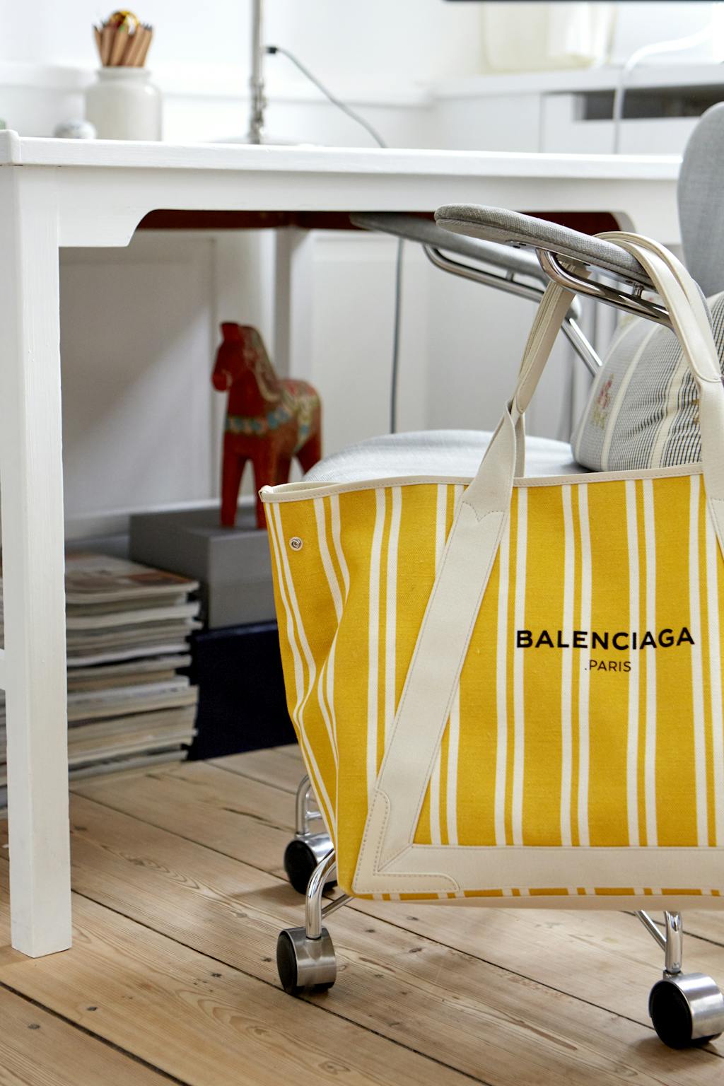 Se min bolig: Sofia Lynggaard gule Balenciaga-veske