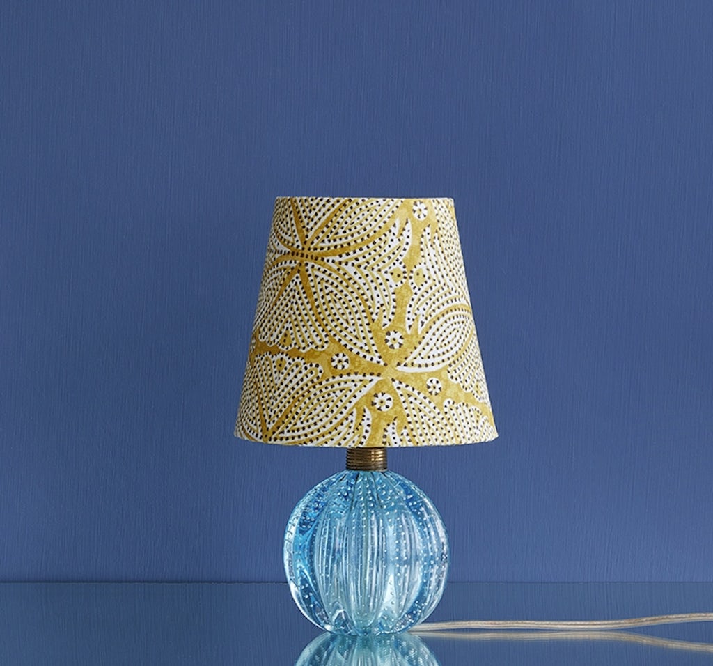 The-apartment Vintage murano lampe med blå base og gul skærm.