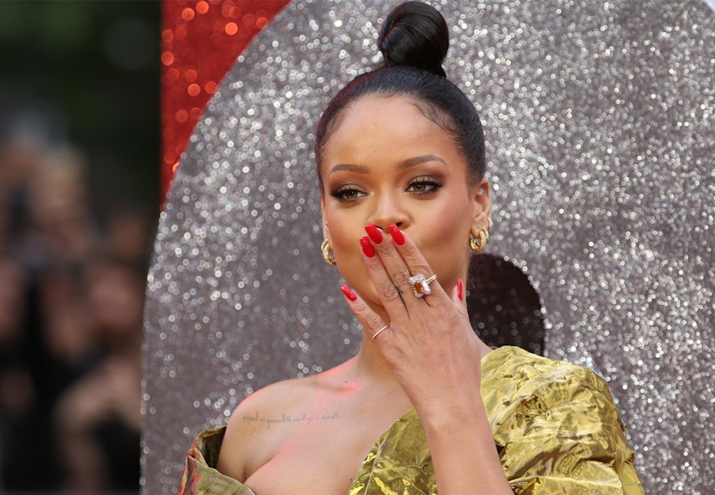 blush på kinderne med makeup som Rihanna