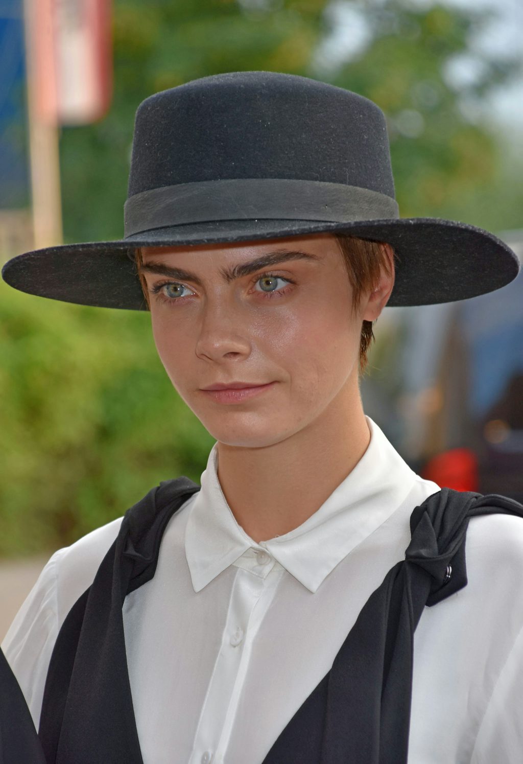 cara delevingne med store øjenbryn