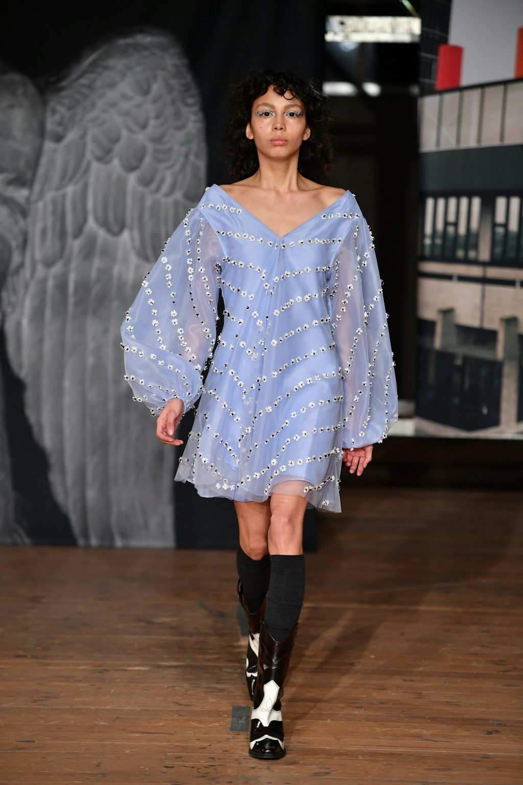 Ganni viser cowboy boots og babydoll kjole