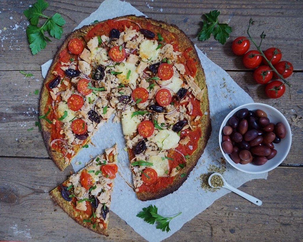 Broccolipizza med tun, oliven og mozzarella Broccolipizza med tun, oliven og mozzarella