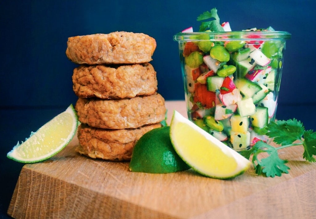 Spicy fishcakes med agurkesalat Spicy fishcakes med agurkesalat