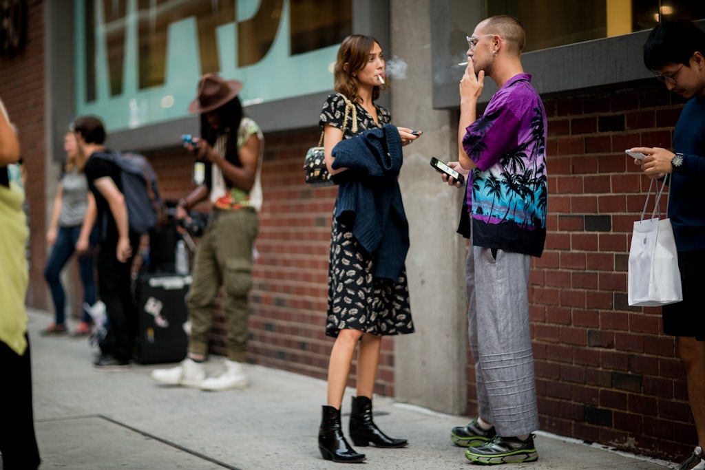 Alexa Chung nyder en rygepause til New York Fashion Week