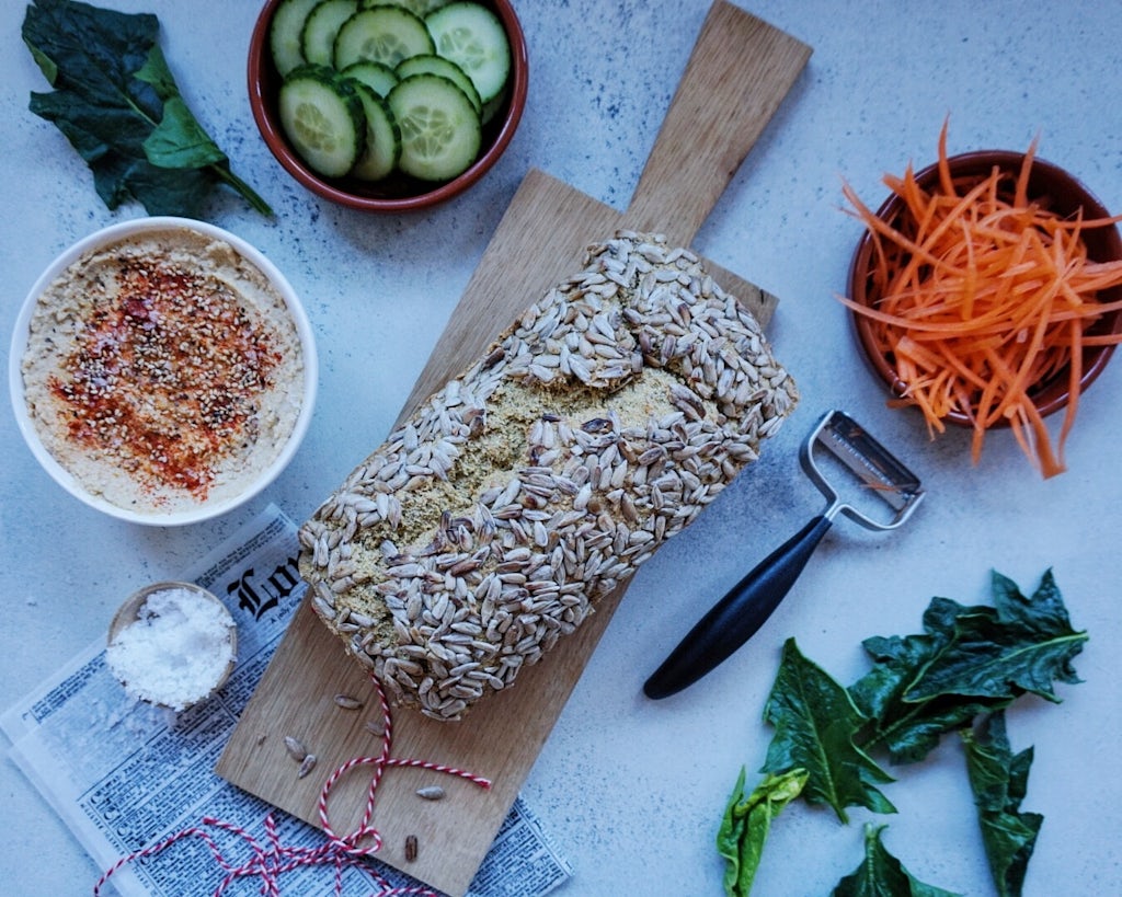 Sandwich på den lette måde Sund vegetarisk sandwich med hummus, spinat, gulerødder og agurk