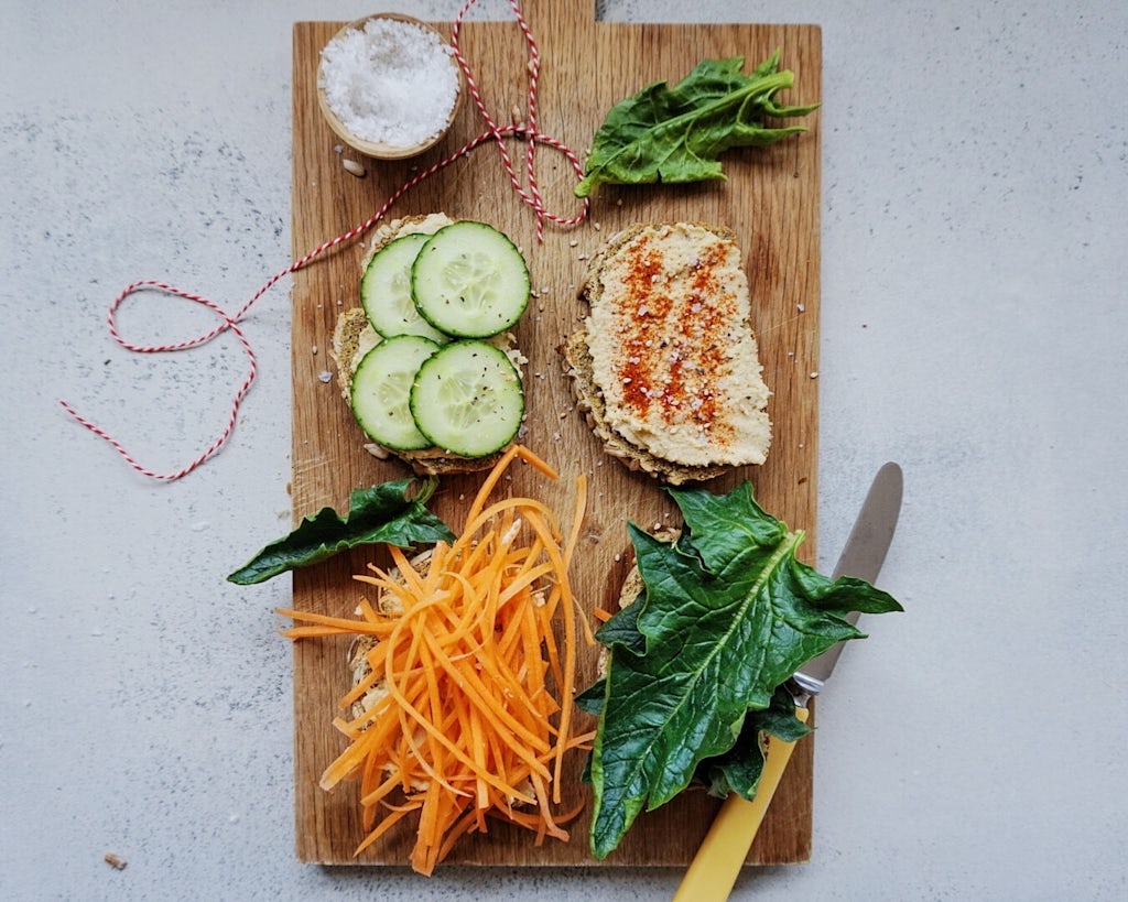 Ingredienser – 2 sandwiches Sund vegetarisk sandwich med hummus, spinat, gulerødder og agurk