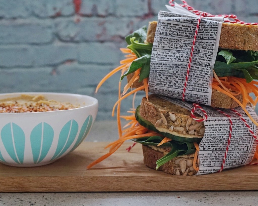 Fremgangsmåde Sund vegetarisk sandwich med hummus, spinat, gulerødder og agurk